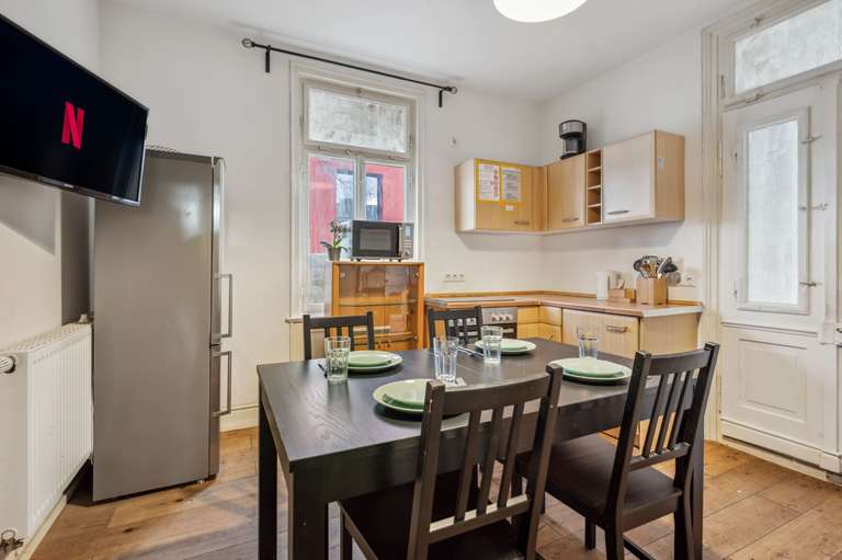 Eat-in kitchen with dining table and TV at Silcherstraße 13