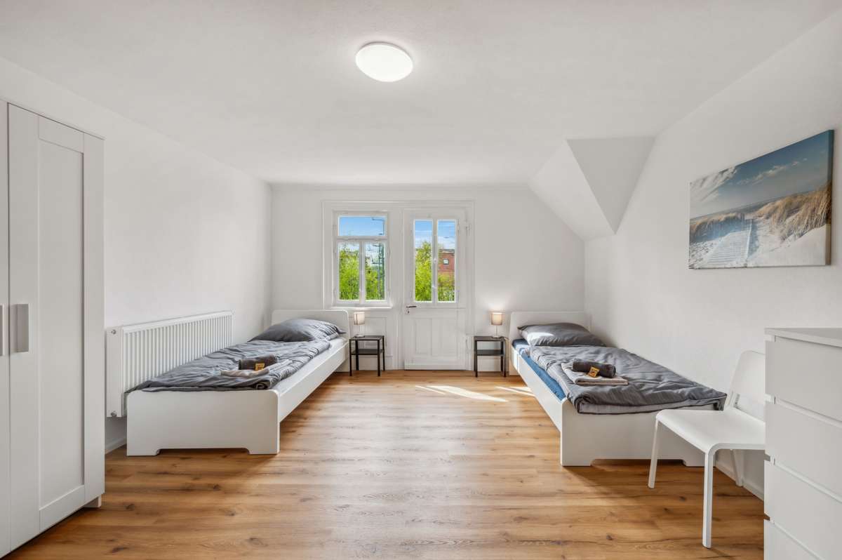 Wohnung Dach — großes Schlafzimmer mit Gaube