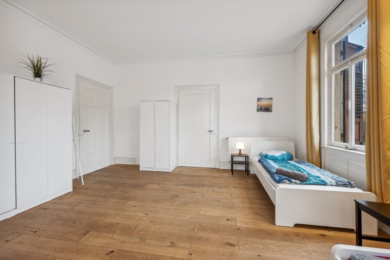 Großes Schlafzimmer mit Eichendielen
