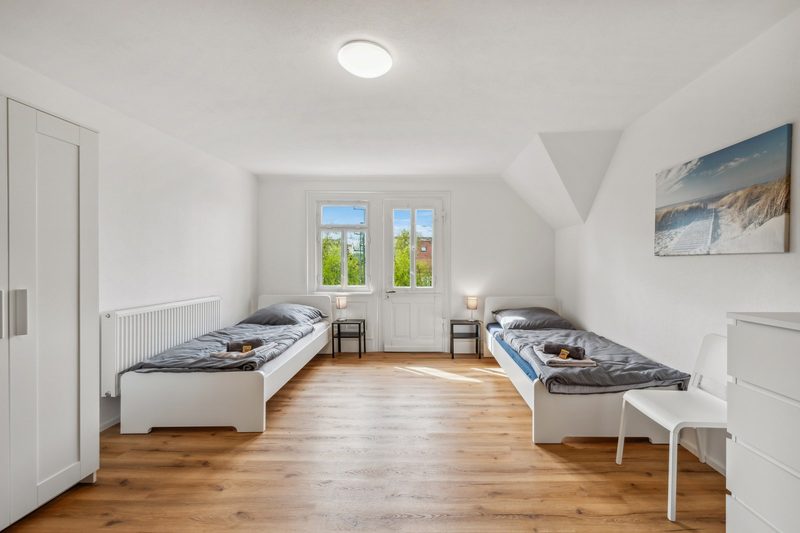 Dachgeschoss: großes Schlafzimmer mit Gaube