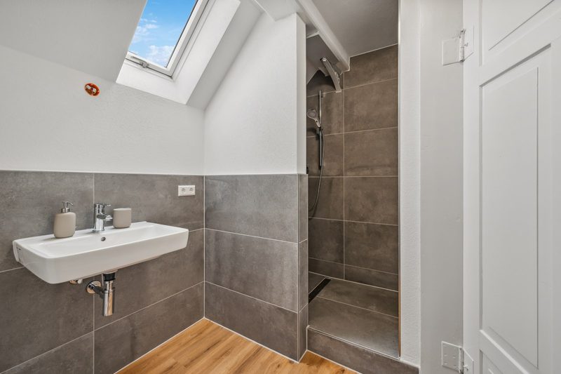 Dachgeschoss: Duschbad mit Dachfenster